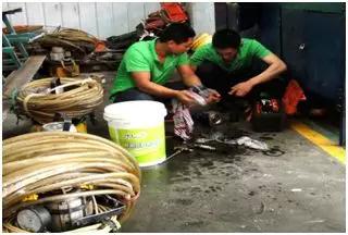 在大理石切割加工中负重前行的一群人