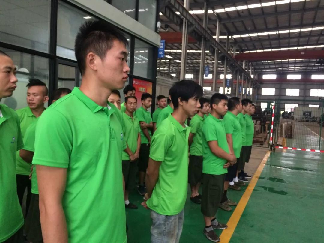 在大理石切割加工中负重前行的一群人