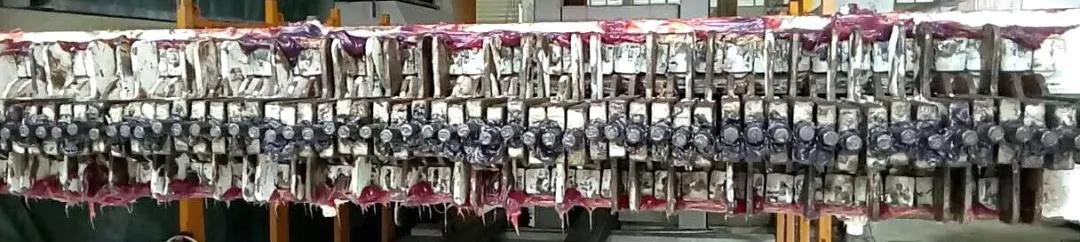 在大理石切割加工中负重前行的一群人