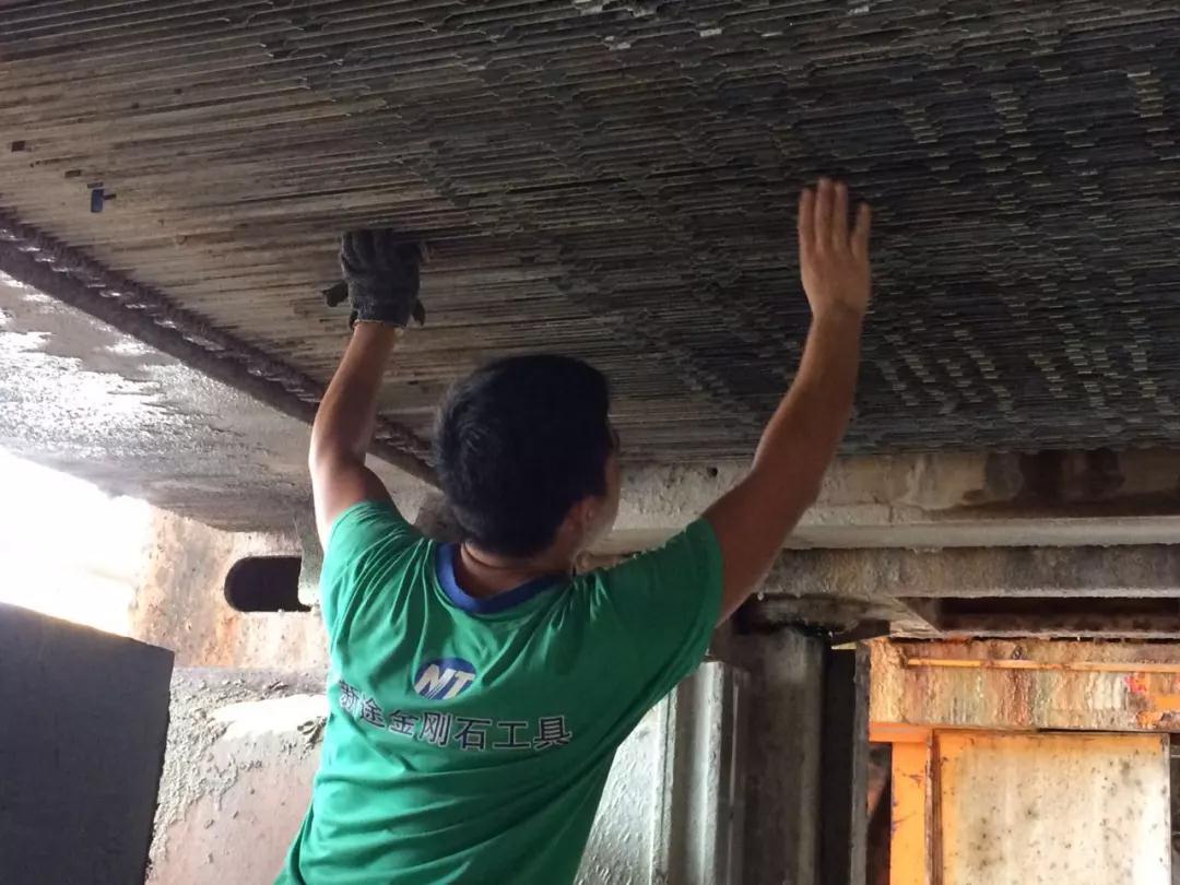 在大理石切割加工中负重前行的一群人