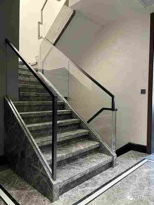 石材楼梯踏步配玻璃扶手，这几种设计方案超实用！