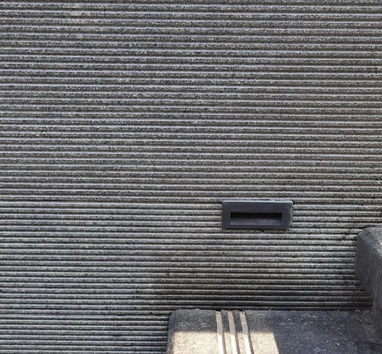 微信图片_20250703145610.jpg 干货|石材表面处理方式——拉槽面、拉丝面