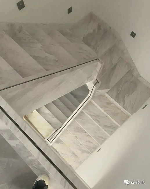 双跑楼梯和玻璃栏杆该怎么装？这些做法超实用