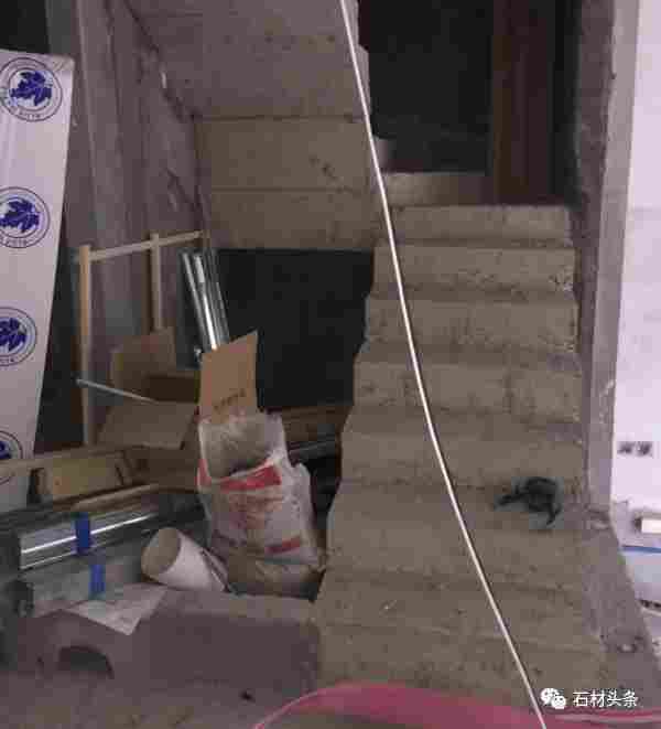 双跑楼梯和玻璃栏杆该怎么装？这些做法超实用