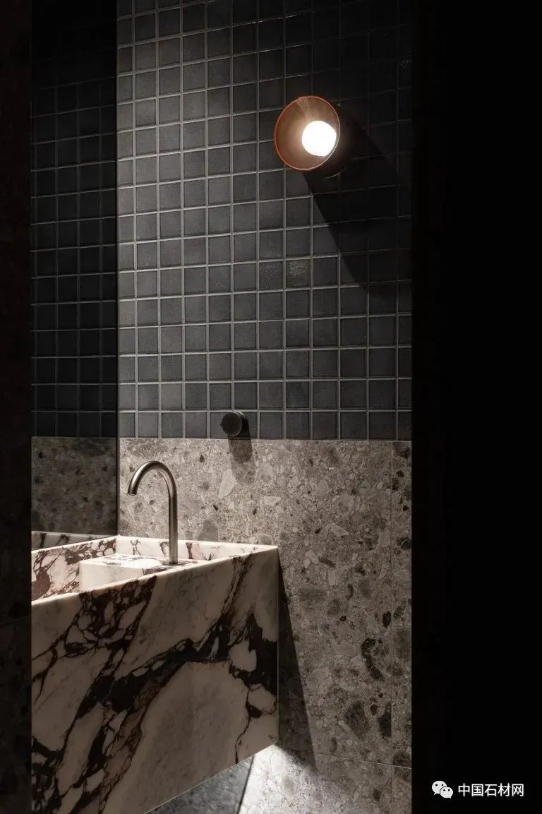 原来卫浴空间这么装！让颜值和实用性 “原地起飞”