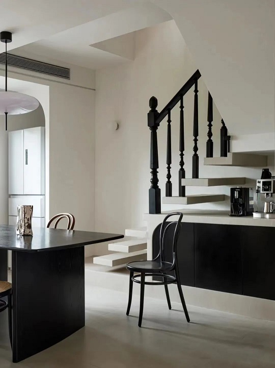 微信图片_20240926090524.jpg 楼梯下空间巧变身,颜值与实用兼备的设计灵感