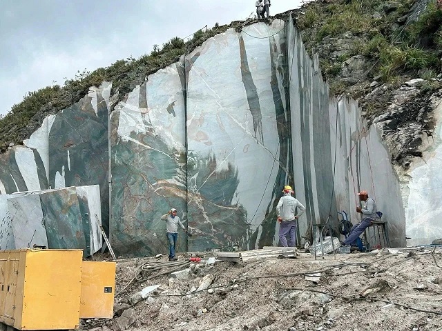 微信图片_20240914150217.jpg 走进奢石矿山:一场震撼心灵的旅程