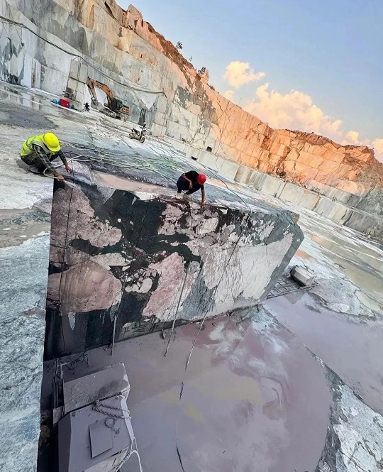 微信图片_20240914150224.jpg 走进奢石矿山:一场震撼心灵的旅程