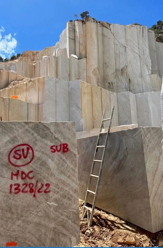 微信图片_20240914150232.jpg 走进奢石矿山:一场震撼心灵的旅程