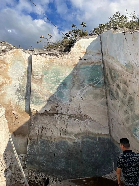 微信图片_20240914150237.jpg 走进奢石矿山:一场震撼心灵的旅程