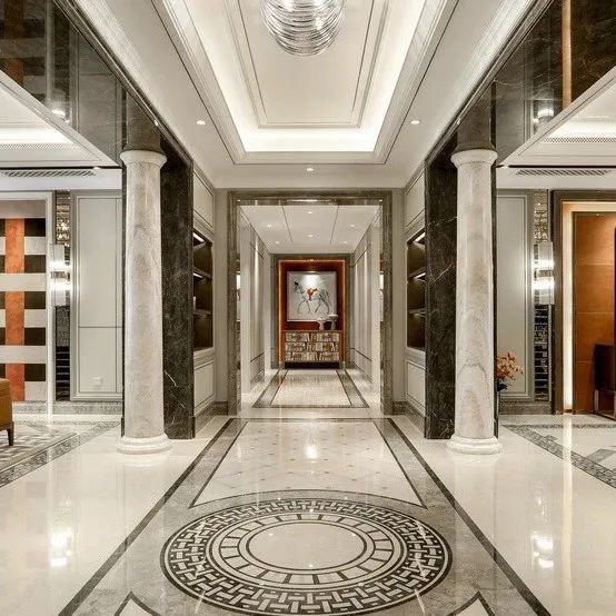 室内常用的大理石圆柱，发挥出意想不到的效果