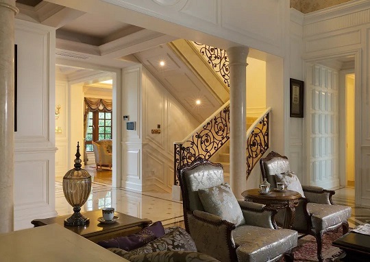 室内常用的大理石圆柱，发挥出意想不到的效果