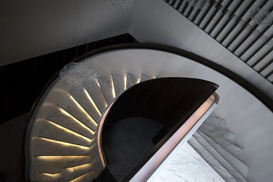 微信图片_20240813090942.jpg 大理石踏步的完美搭档:五种楼梯栏杆风格大比拼