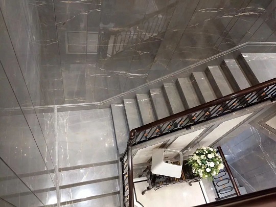 微信图片_20240813091024.jpg 大理石踏步的完美搭档:五种楼梯栏杆风格大比拼