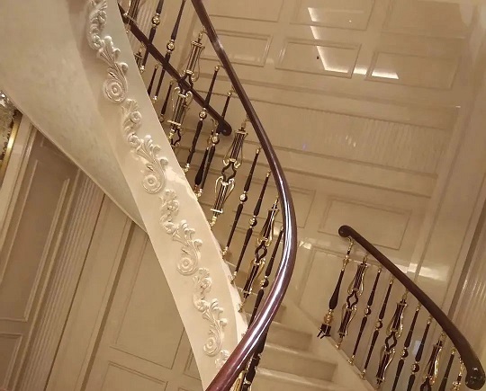 微信图片_20240813091105.jpg 大理石踏步的完美搭档:五种楼梯栏杆风格大比拼