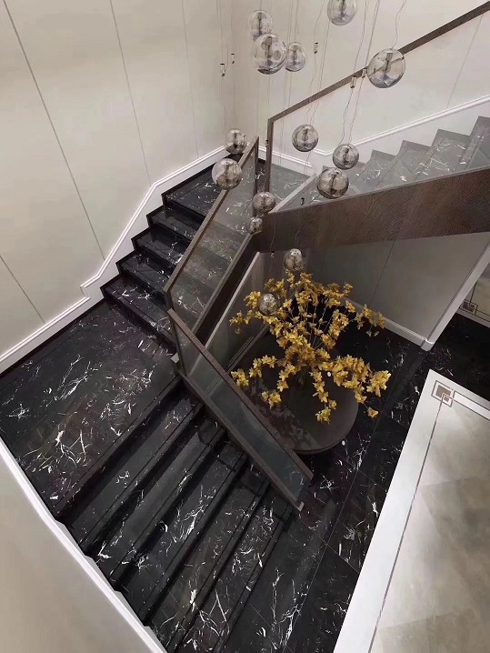 微信图片_20240813091218.jpg 大理石踏步的完美搭档:五种楼梯栏杆风格大比拼