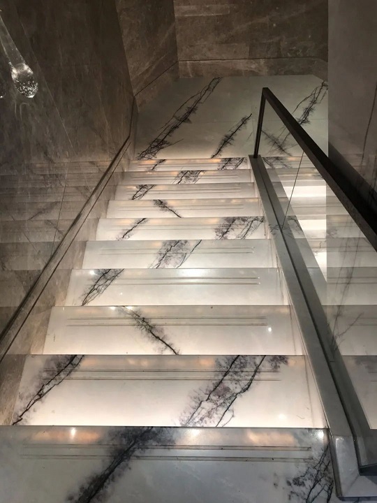 微信图片_20240813091231.jpg 大理石踏步的完美搭档:五种楼梯栏杆风格大比拼