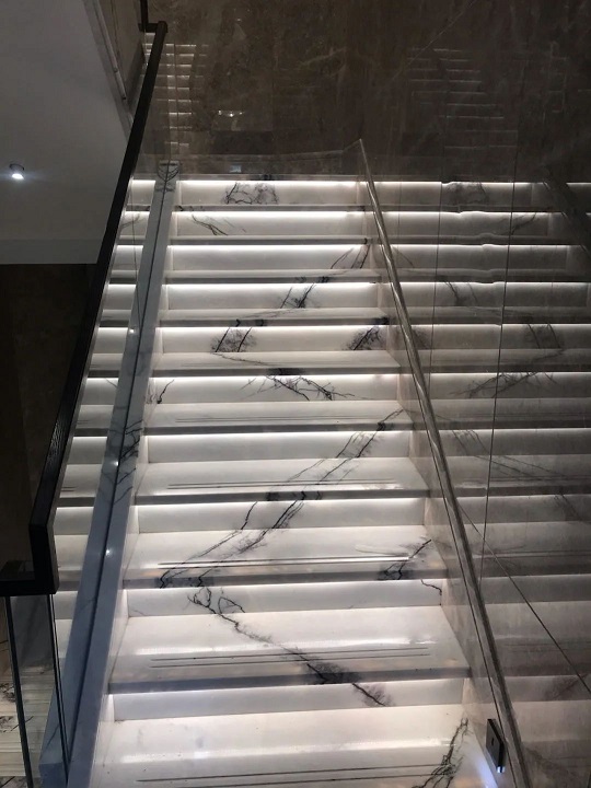 微信图片_20240813091233.jpg 大理石踏步的完美搭档:五种楼梯栏杆风格大比拼