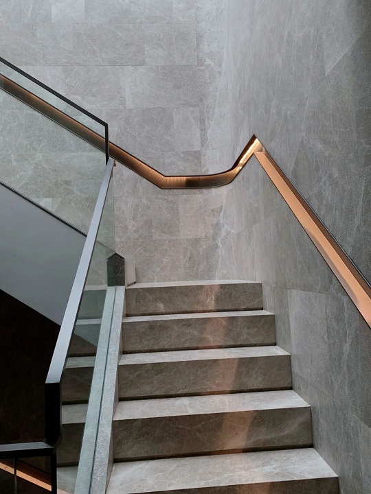 微信图片_20240813091236.jpg 大理石踏步的完美搭档:五种楼梯栏杆风格大比拼