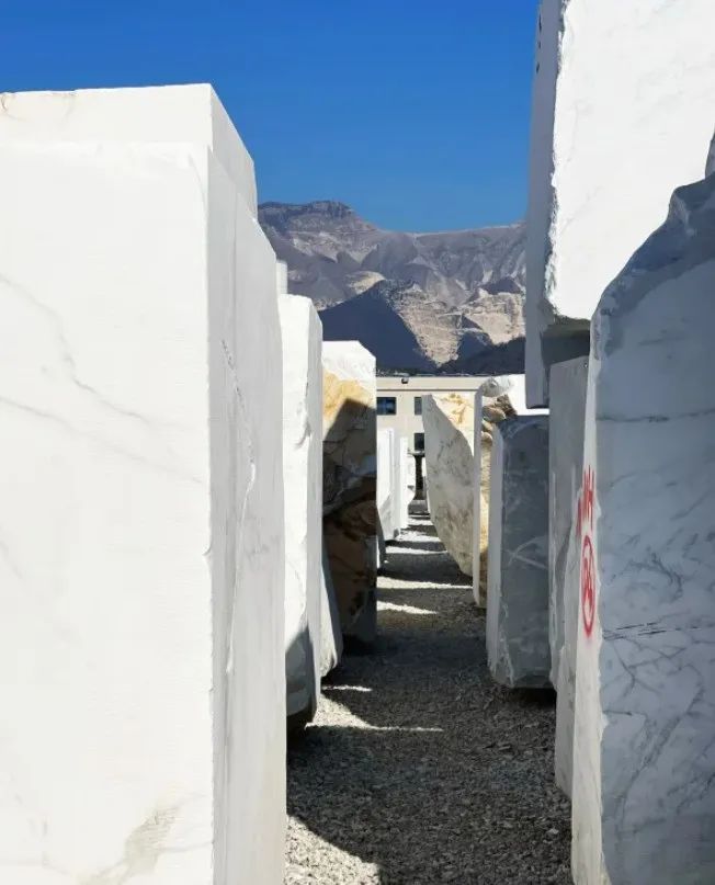 石材色差之谜：瑕疵还是自然之美？及其色差处理策略