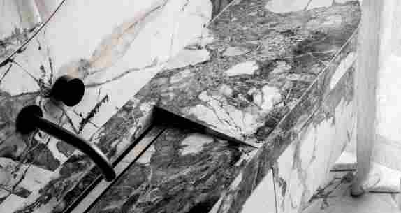 石材色差之谜：瑕疵还是自然之美？及其色差处理策略