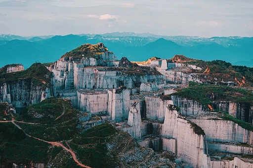 福建巨无霸石材矿山：壮丽景色惊艳眼球，自然之美震撼人心！