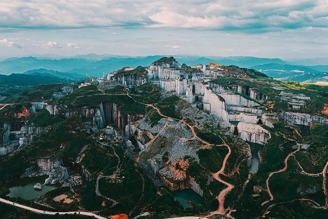 福建巨无霸石材矿山：壮丽景色惊艳眼球，自然之美震撼人心！