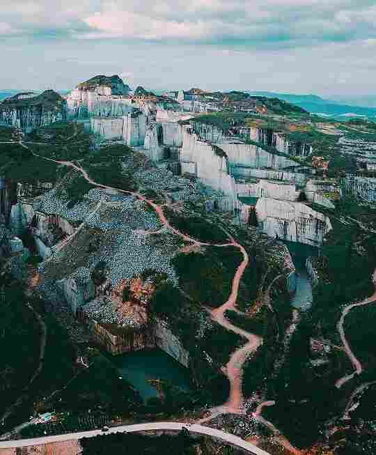 福建巨无霸石材矿山：壮丽景色惊艳眼球，自然之美震撼人心！