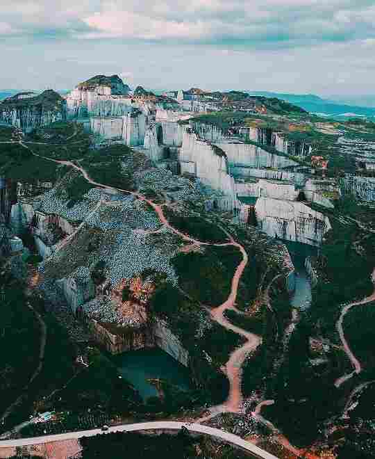 福建巨无霸石材矿山：壮丽景色惊艳眼球，自然之美震撼人心！