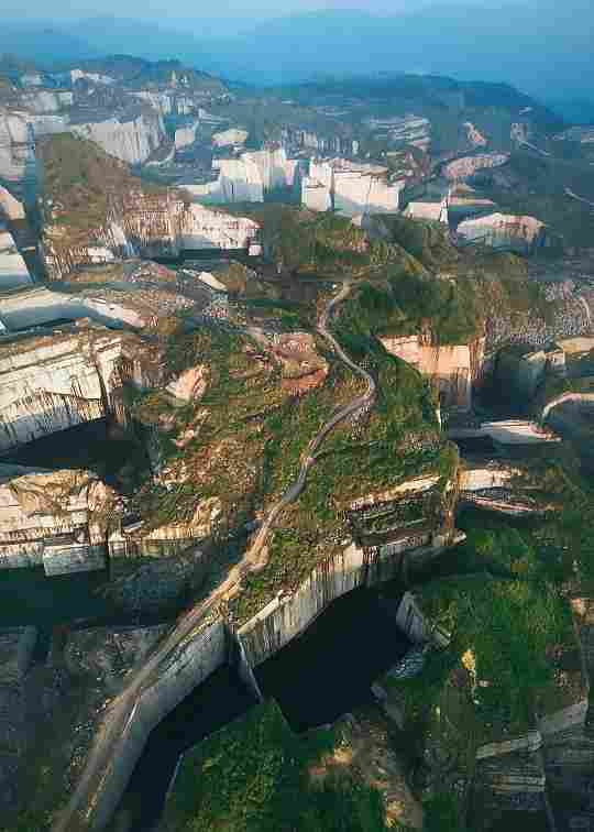 福建巨无霸石材矿山：壮丽景色惊艳眼球，自然之美震撼人心！