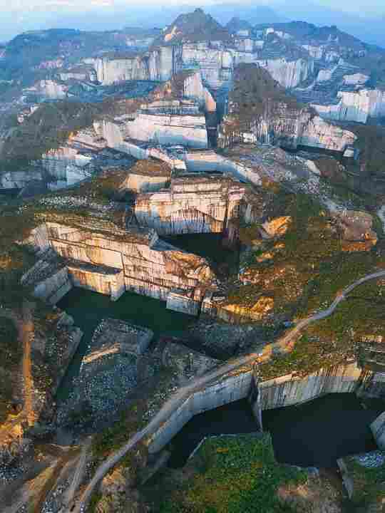 福建巨无霸石材矿山：壮丽景色惊艳眼球，自然之美震撼人心！