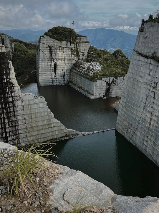 福建巨无霸石材矿山：壮丽景色惊艳眼球，自然之美震撼人心！