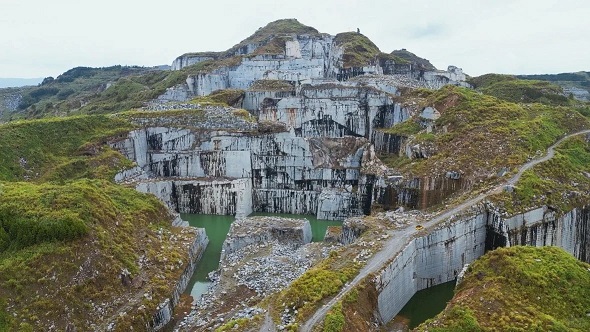 福建巨无霸石材矿山：壮丽景色惊艳眼球，自然之美震撼人心！