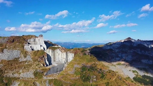 福建巨无霸石材矿山：壮丽景色惊艳眼球，自然之美震撼人心！