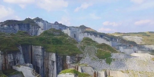 福建巨无霸石材矿山：壮丽景色惊艳眼球，自然之美震撼人心！