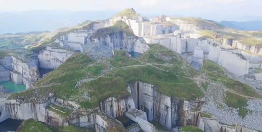 福建巨无霸石材矿山：壮丽景色惊艳眼球，自然之美震撼人心！