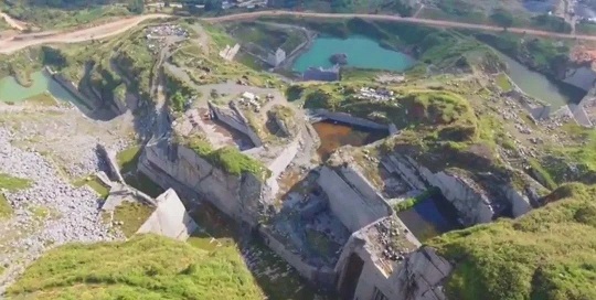 福建巨无霸石材矿山：壮丽景色惊艳眼球，自然之美震撼人心！