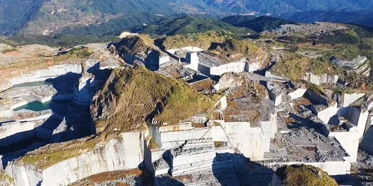 福建巨无霸石材矿山：壮丽景色惊艳眼球，自然之美震撼人心！