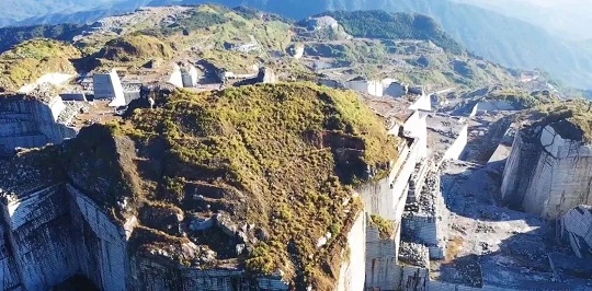 福建巨无霸石材矿山：壮丽景色惊艳眼球，自然之美震撼人心！
