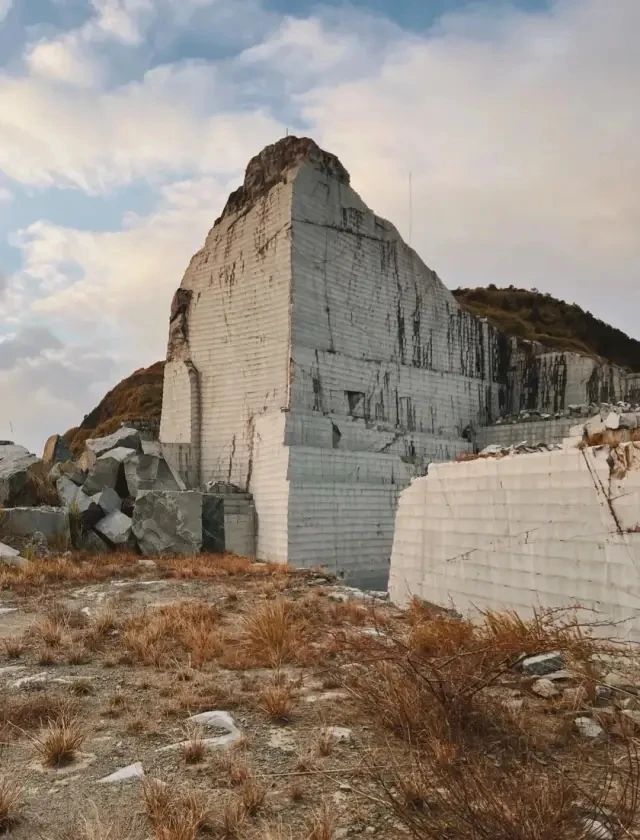 福建巨无霸石材矿山：壮丽景色惊艳眼球，自然之美震撼人心！