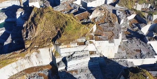 福建巨无霸石材矿山：壮丽景色惊艳眼球，自然之美震撼人心！