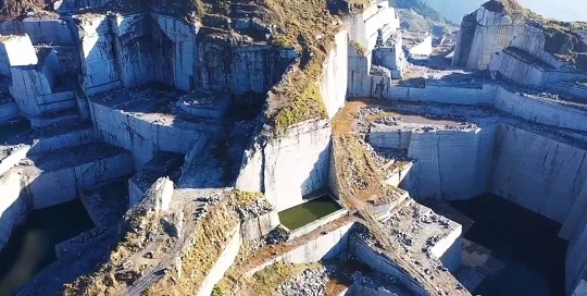 福建巨无霸石材矿山：壮丽景色惊艳眼球，自然之美震撼人心！