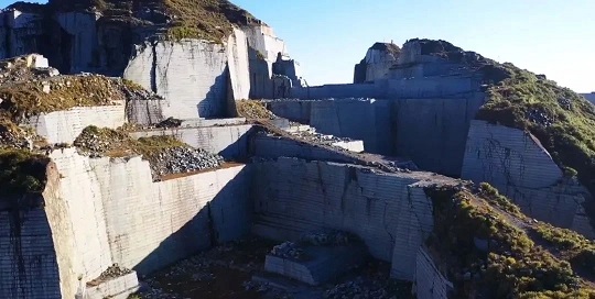 福建巨无霸石材矿山：壮丽景色惊艳眼球，自然之美震撼人心！