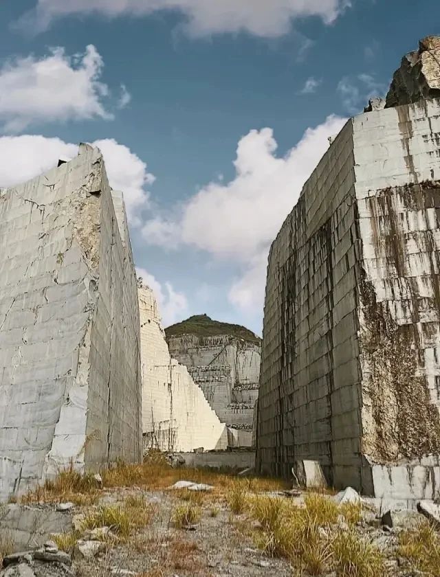 福建巨无霸石材矿山：壮丽景色惊艳眼球，自然之美震撼人心！