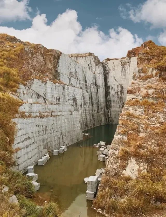 福建巨无霸石材矿山：壮丽景色惊艳眼球，自然之美震撼人心！