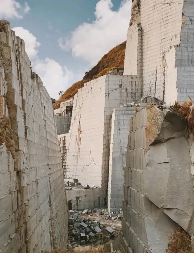 福建巨无霸石材矿山：壮丽景色惊艳眼球，自然之美震撼人心！