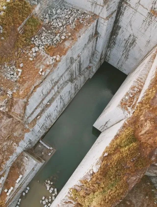 福建巨无霸石材矿山：壮丽景色惊艳眼球，自然之美震撼人心！