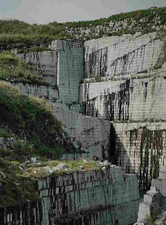 福建巨无霸石材矿山：壮丽景色惊艳眼球，自然之美震撼人心！