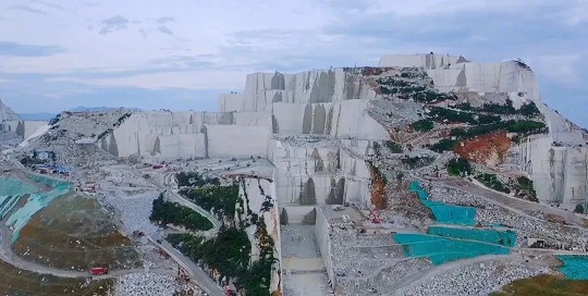 福建巨无霸石材矿山：壮丽景色惊艳眼球，自然之美震撼人心！