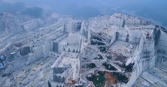 福建巨无霸石材矿山：壮丽景色惊艳眼球，自然之美震撼人心！